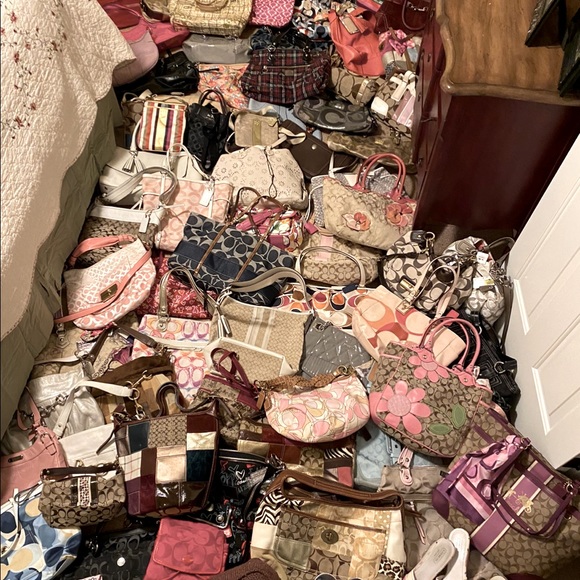 COACH signature jacquard fabric & patent leather flowers & trim tote. F16276 - Picture 4 of 15